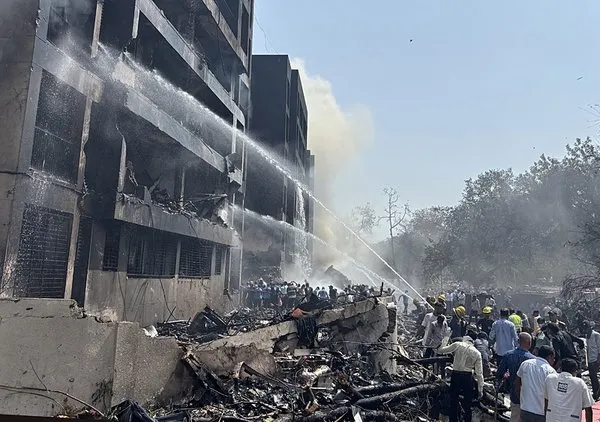 HİNDİSTAN UÇAK KAZASI SON DAKİKA: Çarpıcı detaylar ortaya çıktı! Pilot son anda çağrı yapmış