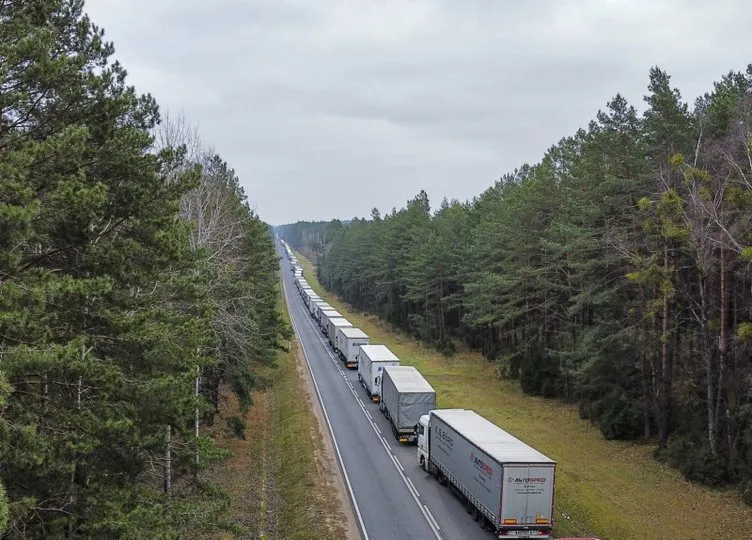 Sığınmacılar yığıldı! Belarus-Polonya sınırında kilometrelerce TIR kuyruğu oluştu