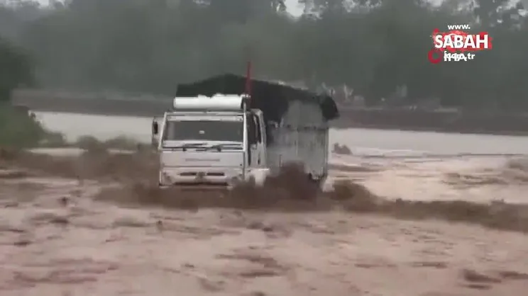Hindistan'da 7 eyaletteki sel ve heyelanlarda 32 kişi öldü | Video