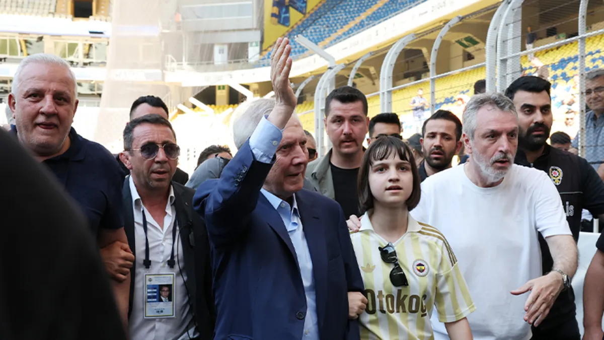 Fenerbahçe Spor Kulübü binası önünde toplanmış taraftarlar