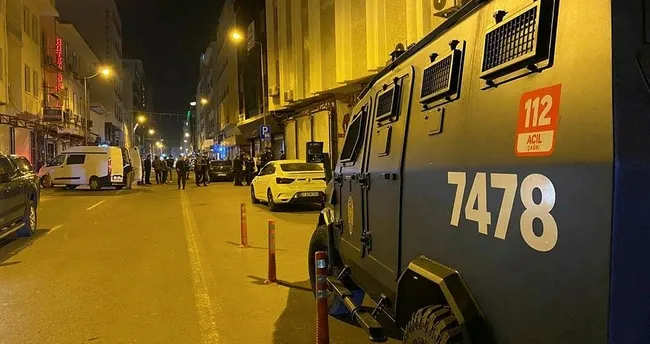 Oğlunu bıçaklayanlara kurşun yağdırdı: 3 yaralı -