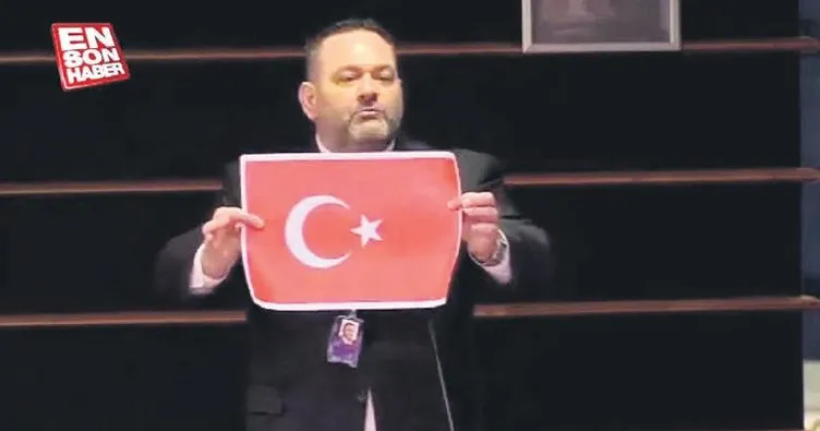 Bayrağımıza uzanan elleri kırarız