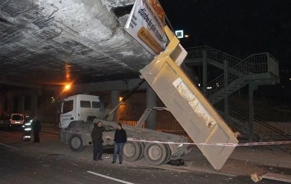 Kamyonun damperi köprüye takıldı