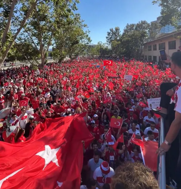 a-milli-1781919203258.jpg San Francisco'da Türk yürüyüşü! Türk taraftarlar marşlar eşliğinde eğlenerek maç saatini bekledi