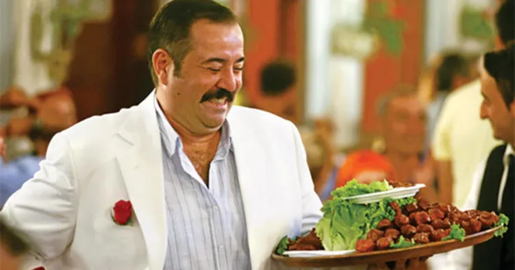 Ata Demirer kendi filmine böyle gitti