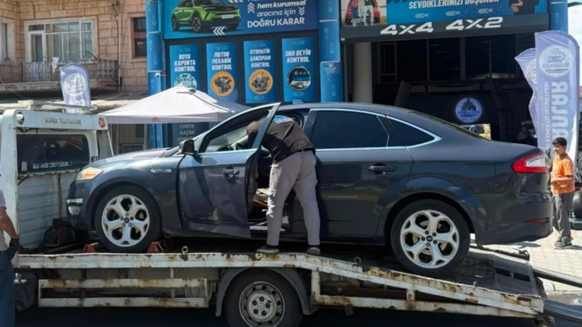 Nevşehir'de satılık otomobilin ekspertiz raporunda 'change' çıktığını gösteren bir araba anahtarının yakın çekimi.
