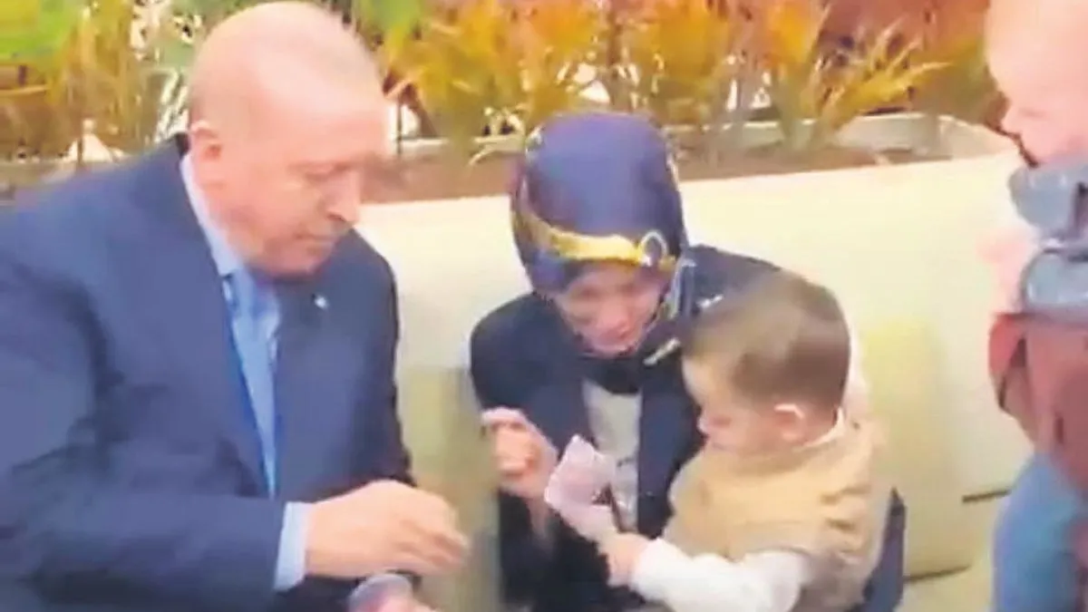 Gençlerle buluştu miniklere harçlık verdi Gençlerle buluştu miniklere harçlık verdi