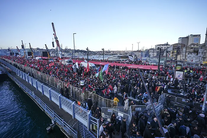 son-dakika-bilal-erdogan-galatadan-dunyaya-gazze-mesaji-verdi-filistini-unutmayacagiz-unutturmayacagiz-1767270297978.jpg Son Dakika | Bilal Erdoğan Galata'dan dünyaya 'Gazze' mesajı verdi: Filistin'i unutmayacağız, unutturmayacağız!