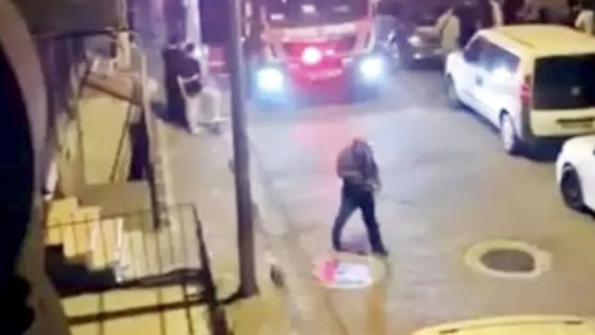 5 katlı binanın giriş katında çıkan yangında üst katta mahsur kala 3 kişi merdivenle kurtarıldı
