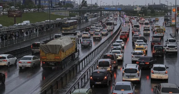 İstanbul’da yağışlı havanın etkisiyle trafik yoğunluğu yüzde 85’e çıktı