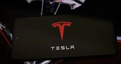 Tesla araç iki otomobile çarptı