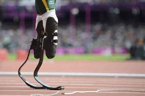 Oscar Pistorius protez bacaklarıyla yarı finale yükseldi