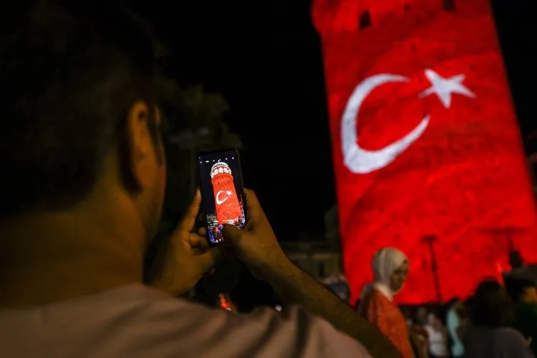 Son dakika: İstanbul’un simge yapılarında 15 Temmuz’u anlatan mapping gösteri
