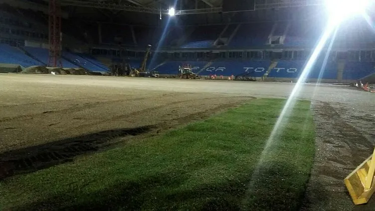 Akyazı Stadı’nda çimler seriliyor