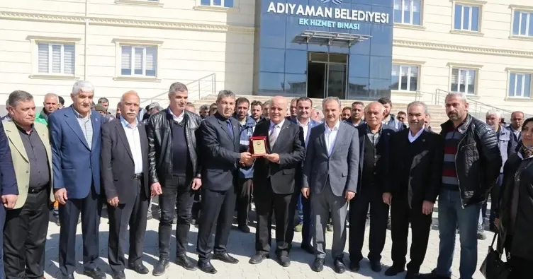Muhtarlardan özverili personele plaket