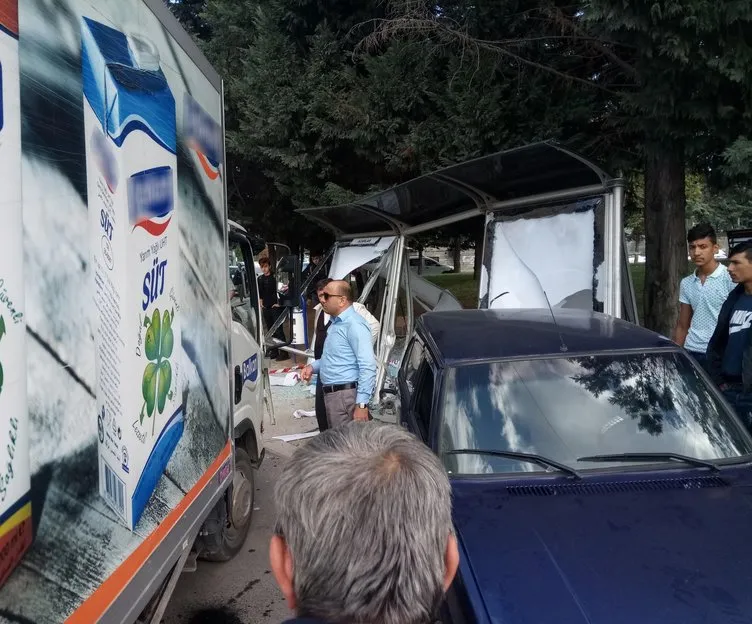 Kamyonet otobüs durağına daldı: 1 öğrenci yaralandı