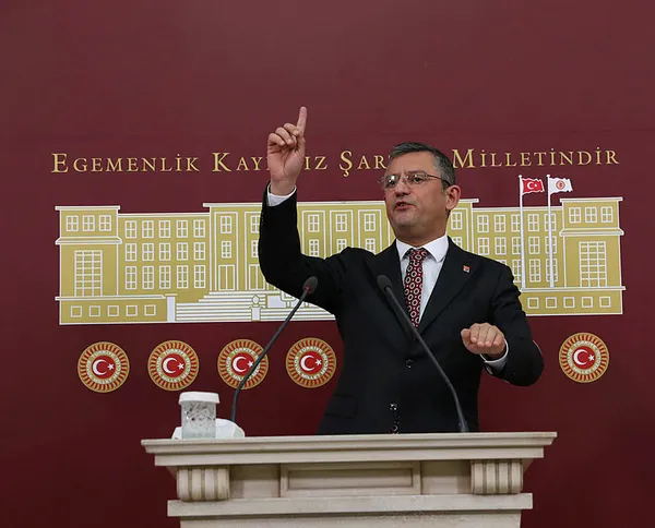 ak-parti-ozgur-ozelin-ortacag-zihniyeti-soylemini-analiz-etti-tek-parti-kafasi-yine-hortladi-1641872176809.jpg