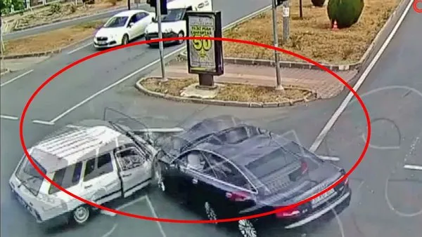 Kastamonu'da emniyet kemeri takmayan kadının otomobilden fırladığı anlar kamerada | Video