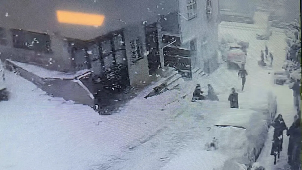 Kağıthane’de kamyonet yokuştan kaydı: Kar topu oynayan iki çocuğa çarptı! Kağıthane’de kamyonet yokuştan kaydı: Kar topu oynayan iki çocuğa çarptı!