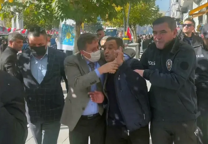 meral-aksener-kufurbaz-lutfu-turkkana-sahip-cikti-sehit-agabeyini-hedef-aldi-planli-bir-provokasyon-1636442682046.jpg Meral Akşener küfürbaz Lütfü Türkkan'a sahip çıktı! Şehit ağabeyini hedef aldı: Planlı bir provokasyon