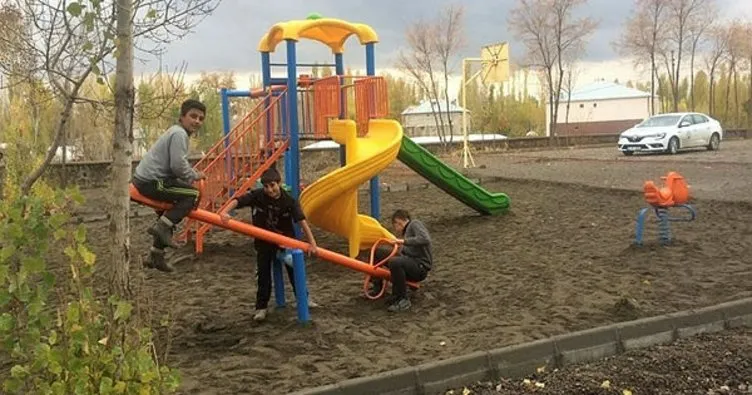 Polise taş atan çocuklar artık parklarda oynuyor