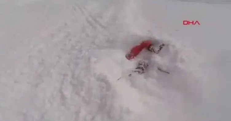 Karda dizlerine kadar baş aşağı gömülü kadını böyle kurtardı