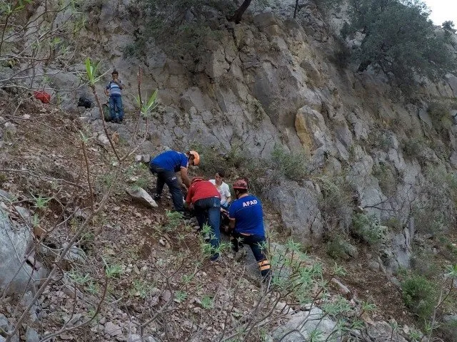 Kayalıklara düşen genç 12 saatte kurtarıldı