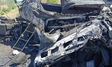 Bingöl'de şarampole yuvarlanan TIR'da sürücü öldü #bingol