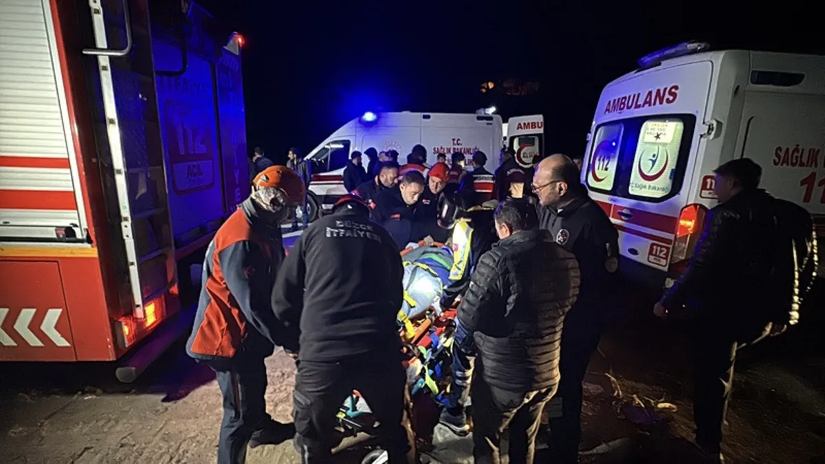 Uçuruma yuvarlanan 3 kişi operasyonla kurtarıldı Uçuruma yuvarlanan 3 kişi operasyonla kurtarıldı