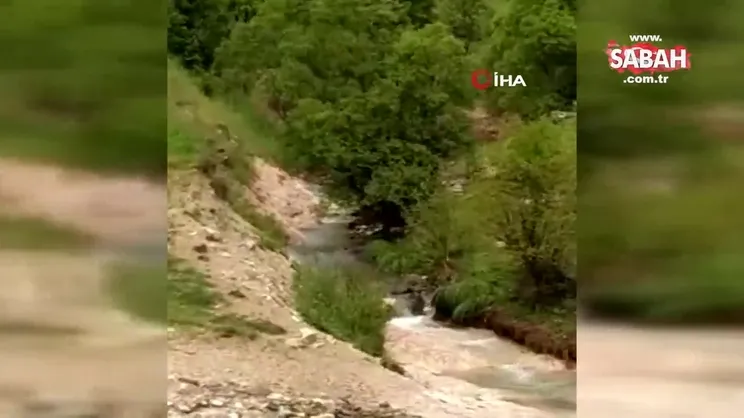 Sağanak yağış nedeniyle dere taştı | Video