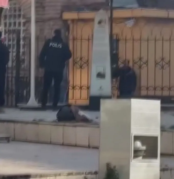 Fatih’te cami avlusunda dehşet: Önüne geleni bıçakladı!