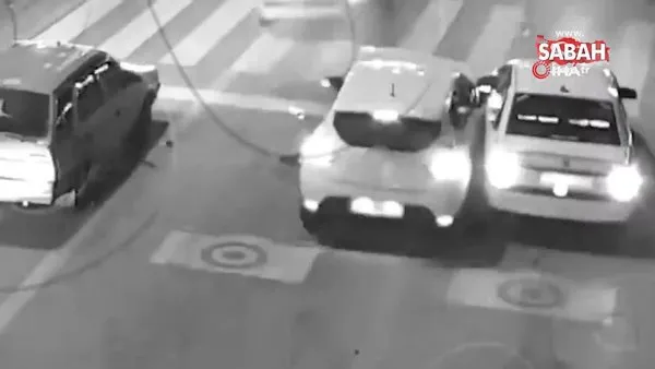 Hızını alamayan otomobil, kırmızı ışıkta bekleyen araçların arasına daldı... O anlar kamerada