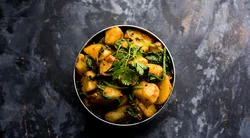 Tek kaşıkla bağımlılık yapan Aloo Palak tarifi! Patates ve ıspanağın müthiş uyumu...