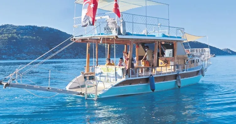 Okul yolunda mavi tur