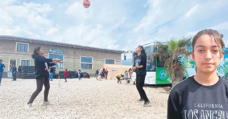 Çadır kentte kurulan voleybol sahasında milli takıma hazırlanıyor: Günde 3 saat antrenman yapıyor