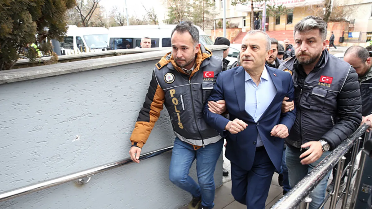 Gülistan Doku soruşturmasında yeni gelişme! Eski Vali Tuncay Sonel’e 78 soruluk sorgulama: Sim kartı gönderdiğini kabul etti… Gülistan Doku soruşturmasında yeni gelişme! Eski Vali Tuncay Sonel’e 78 soruluk sorgulama: Sim kartı gönderdiğini kabul etti…