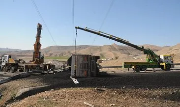 Şırnak’ta freni boşalan TIR şarampole devrildi! 1 ölü #sirnak