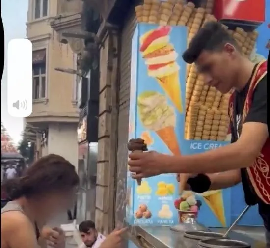 Dondurmacı ve kadın turist