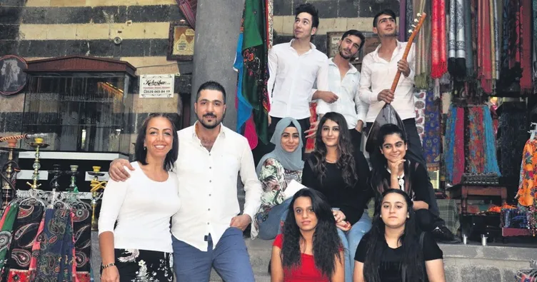 Barış türkülerinin kahraman öğretmeni