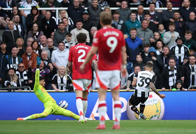 Roy Keane’den çarpıcı sözler: Altay Bayındır’ın performansı ortalığı karıştırdı! Doğum günü kutlaması taraftarları çıldırttı…