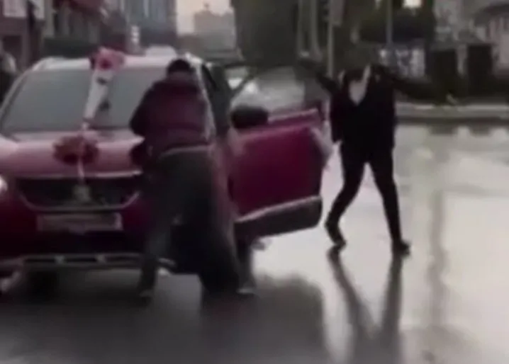 Düğün arabasının üzerine atladı: Damattan dayak yedi!