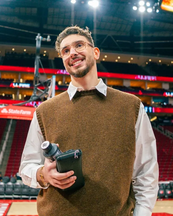 nba-yildizi-alperen-sengun-cocukluk-hayaline-kavustu-dunaya-unlu-oyuncu-jackie-chanden-milli-gururumuza-anlaml-1791776451862.jpg