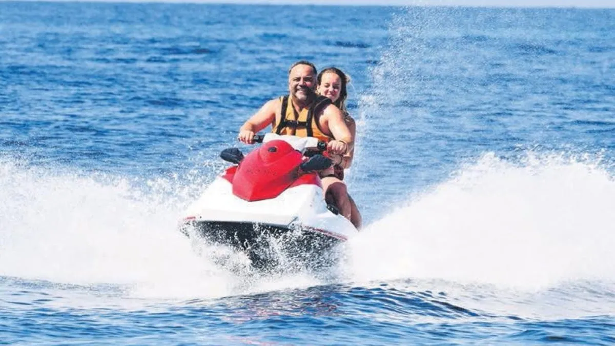Ünlü İsimler Bodrum'da Tatilin Tadını Çıkarıyor: Semih Şentürk'ten Aslı Bekiroğlu'na Eğlenceli Anlar!