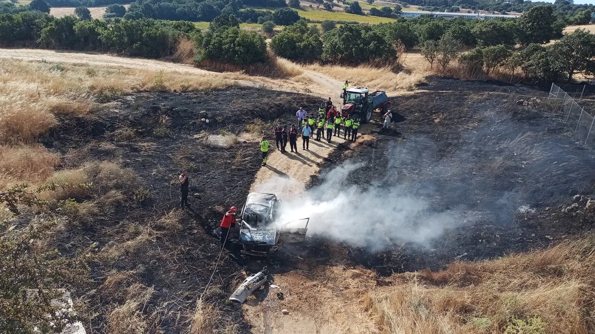Balıkesir’de yürekler ağza geldi: Araziye uçan otomobil alev aldı! Balıkesir’de yürekler ağza geldi: Araziye uçan otomobil alev aldı!