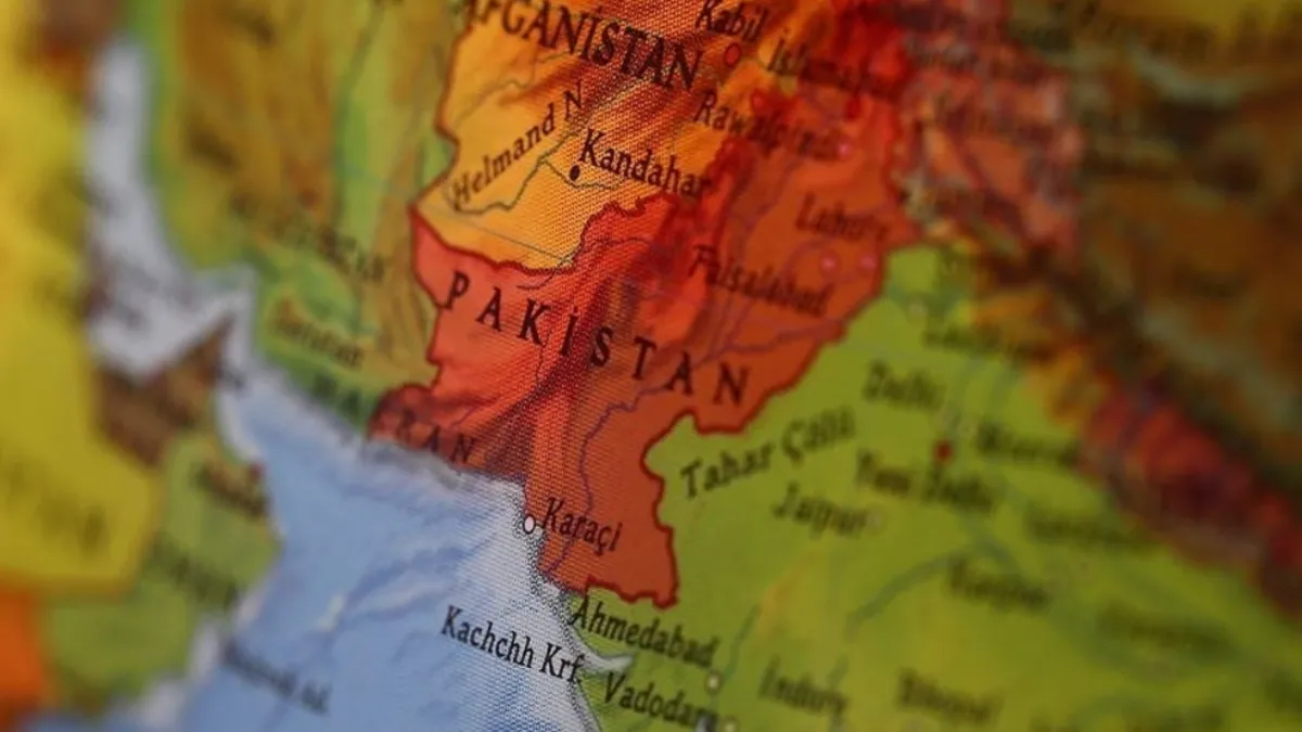 Pakistan ve Afganistan sınırını gösteren harita üzerinde bir hava saldırısı temsili.