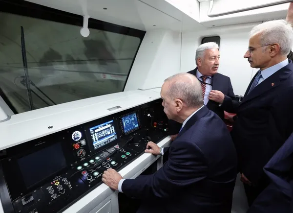 turkiyenin-en-yeni-metro-hatti-ilk-gununde-10-bin-21-yolcu-tasidi-1782030915229.jpeg