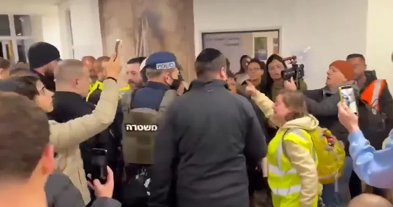 İran’ın vurduğu kentte siyonist bakana şok: Defol git, ölümlerin sorumlusu sensin!