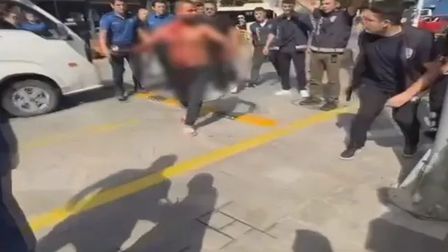 kendini-kilitledigi-kamyonette-yaraladi-bicakla-polislerin-uzerine-yurudu-1788379936661.jpeg