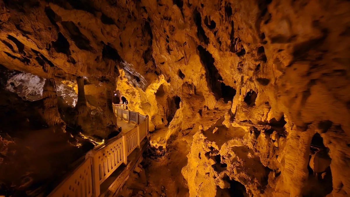 İnsuyu Mağarası’nda 9 gölün tamamı kurudu: Artık kağıt para atarak dilek tutuluyor! İnsuyu Mağarası’nda 9 gölün tamamı kurudu: Artık kağıt para atarak dilek tutuluyor!