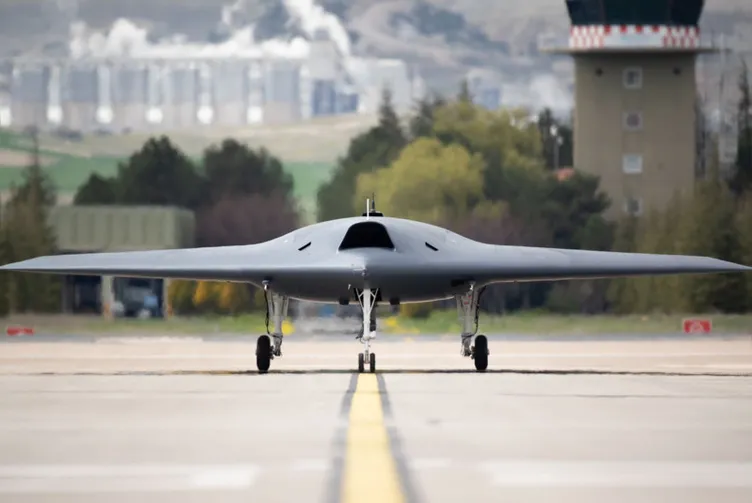 Görünmez uçak ANKA-3 ilk kez piste çıktı! Heyecanlandıran görüntüler: İşte yerli ve milli silahları